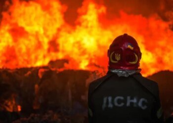 Россия атаковала с помощью дрона торговый центр в Сумах: есть погибший и раненые