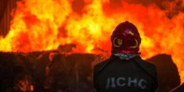 Россия атаковала с помощью дрона торговый центр в Сумах: есть погибший и раненые