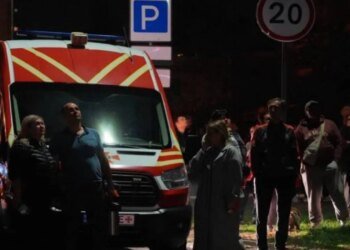 Россия нанесла удар по многоэтажному дому в Киеве: часть здания разрушена, среди пострадавших есть дети