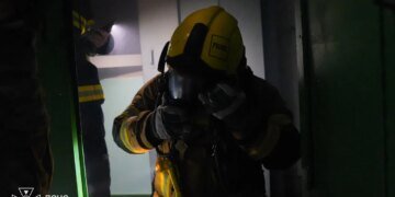 У Києві після удару російського дрона по магазину виявили тіла двох людей