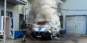 Огонь с 3-го по 9-й этаж: Россия ударила FPV-дронами по жилым домам Краматорска — есть жертва