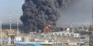 Україна продовжить удари по російських НПЗ попри домовленості Трампа і путіна – FT