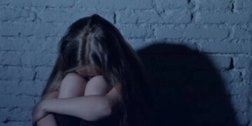 Мать услышала плач и вызвала полицию: отчима с Днепропетровщины судят за покушение на изнасилование ребёнка
