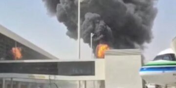 Ракета хуситов убила 12 человек прямо в терминале аэропорта.ВИДЕО