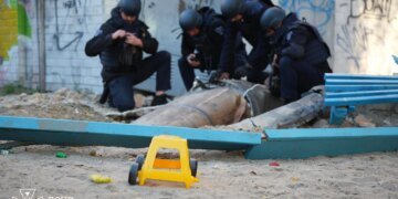 Упала серед багатоповерхівок – у Києві сапери вилучили бойову частину балістичної ракети
