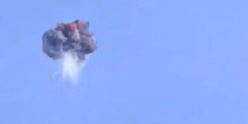 В шаге от взрыва: в Киеве обломки вражеской цели рухнули прямо возле заправки, повреждено авто
