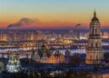 У чотирьох районах Києва після російської атаки зникло світло та зупинився електротранспорт