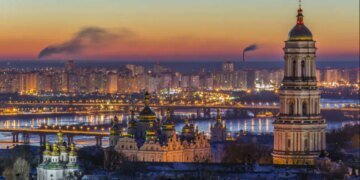 У чотирьох районах Києва після російської атаки зникло світло та зупинився електротранспорт
