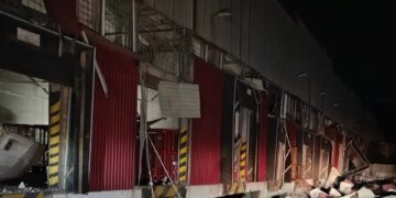 росіяни вдарили по поштовій логістиці на Одещині та багатоповерхівці в Харкові