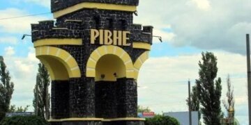 У Рівному приліт російського дрона у середмістя: зачепило навчальний заклад, є поранені