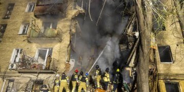У Харкові з-під завалів житлового будинку дістали тіло ще однієї людини