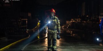 рф практично безперервно атакує з ночі, через удар "шахеда" по центру Рівного 14 постраждалих
