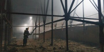 Россия ударила по дому культуры в Краматорске: масштабный пожар и повторные атаки на спасателей
