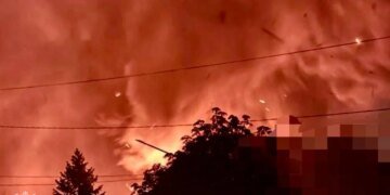 Запоріжжя під атакою ворога – є влучання у підприємство, спалахнула масштабна пожежа