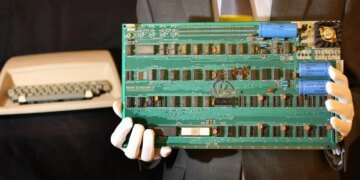 Рідкісний комп'ютер Apple із підписом Возняка продали за рекордні $1,15 млн