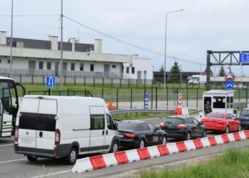 40 часов в очереди: российские атаки парализуют пункты пропуска на границе с Польшей