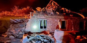 Удар по Дніпру: пошкоджено будинки, постраждала 84-річна жінка, під завалами можуть бути люди