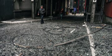 Російська атака пошкодила Cosmo Multimall і медцентр у Києві – фоторепортаж