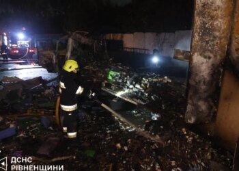 Россия ударила по Ровенщине: загорелся гражданский объект. ФОТО