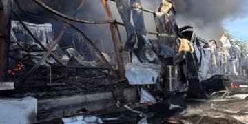 Удар рф по складах у Дніпрі – троє людей поранені, один опинився в лікарні у важкому стані