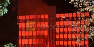 В окупованому Луганську пролунали десятки вибухів: під удар потрапила будівля оператора зв'язку "Лугаком"