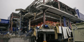 "Епіцентр" на Почайній зруйновано після удару рф балістикою по Києву – фоторепортаж