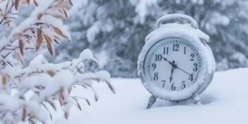 Ещё один час сна: этой ночью Украина переводит часы на зимнее время