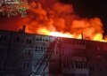 Россияне атаковали пятиэтажку: спасатели вывели троих людей из горящего дома в Глухове. ФОТО