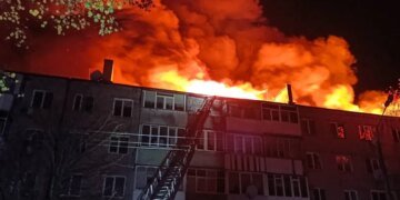 Россияне атаковали пятиэтажку: спасатели вывели троих людей из горящего дома в Глухове. ФОТО