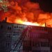 Россияне атаковали пятиэтажку: спасатели вывели троих людей из горящего дома в Глухове. ФОТО