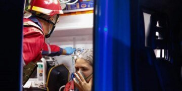 У Вінниці російський дрон атакував житловий будинок: рятувальники розбирають завали