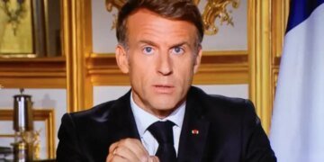 російський удар по Дніпру: Макрон закликав до "тривалого миру"