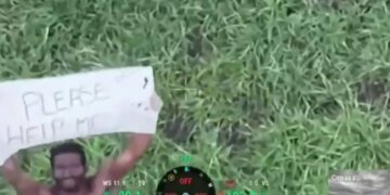 Украинский дрон снял голого африканского наемника с плакатом “Please help me”. ВИДЕО