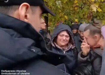Режим тишины держится 80 часов: делегация зашла в Олешки и уже раздаёт гуманитарную помощь. ВИДЕО