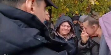 Режим тишины держится 80 часов: делегация зашла в Олешки и уже раздаёт гуманитарную помощь. ВИДЕО