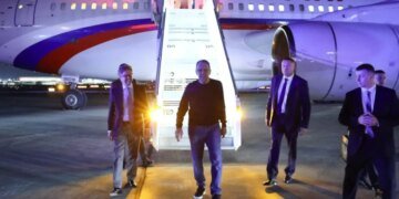 Лавров прилетел на G20: российский самолет заставили кружить над планетой