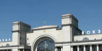 рф повторно атакувала залізничний вокзал у Дніпрі: є поранена
