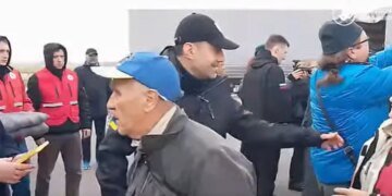 "Невдовзі будемо вдома": Лубінець показав перші кадри з евакуйованими з Олешок