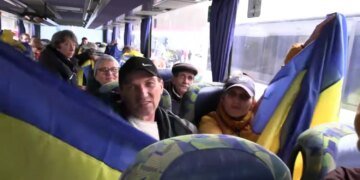 Евакуйовані з окупованих Олешок перетнули кордон України – Зеленський показав відео