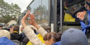 Спасенные из оккупированных Олешек украинцы успешно пересекли границу на Черниговщине. ВИДЕО
