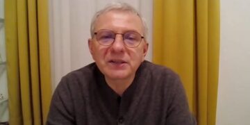 Доллар пробил 45 гривен: Устенко объяснил, кто платит за девальвацию и чего ждать дальше