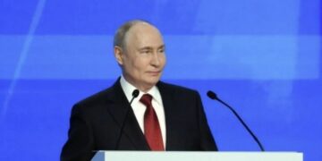 Путин приказал армии бить по Украине без ограничений: Зеленский в интервью FT
